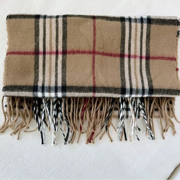 Vintage Marshall Field’s CASHME 100% Acrylic Scarf - Picture 3 of 3